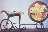 Бронзовая фигурка лошади, везущей позолоченный диск Солнца. XIV в. до н. э.