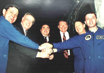 А.И. Киселев с космонавтами перед отлетом на космодром Байконур