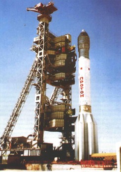 Ракета-носитель Протон на стартовом комплексе